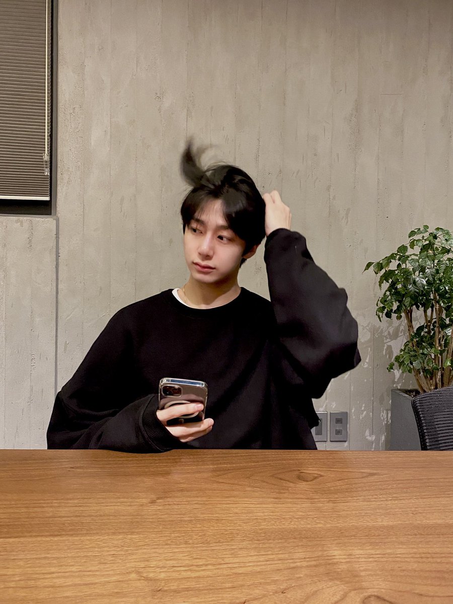 ARMONSTAXll's tweet photo. @OfficialMonstaX 210520[@OfficialMonstaX] هيونقوون :
مضت مدة منذ أن استمتعت بـ V LIVE ㅎㅎ . إنها تمطر . ليحظى الجميع بليلة هانئة 😴 
Cr : rabbiwbebe
-W https://t.co/iMVGoBg8ZK