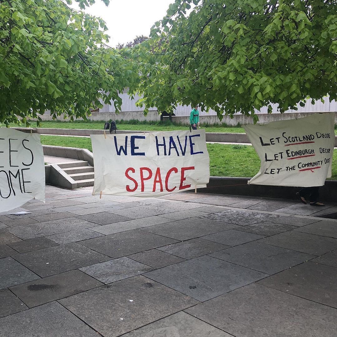 Last week <a href="/EdiMustAct/">Edinburgh Must Act</a>  held a sheet protest outside the Scottish Parliament! It was great to see so many banners and solidarity for refugees and asylum seekers both in Aegean hotspot camps and in Scotland.  #WeHaveSpace #NoMoreCamps