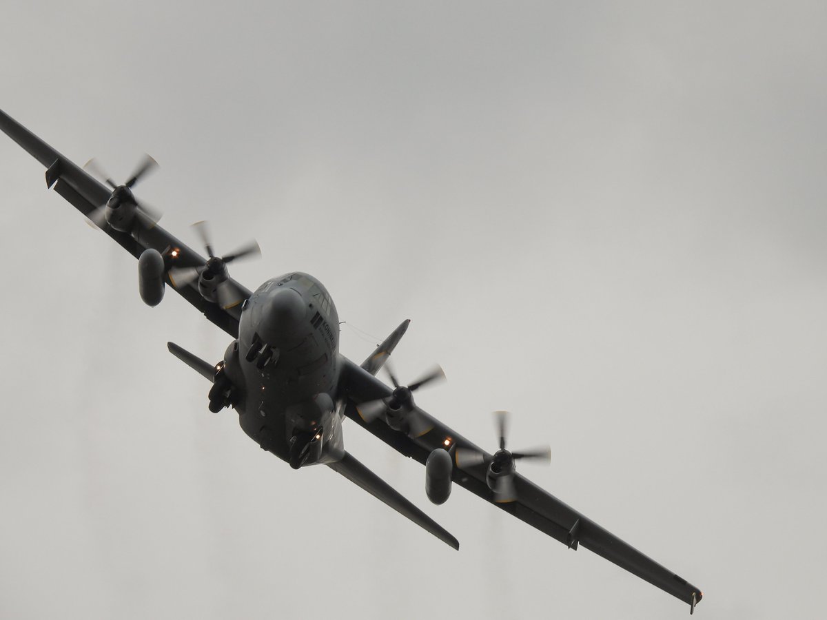 EHEH_Spotter's tweet photo. 🇳🇱 Royal Netherlands Air Force Lockheed C130H Hercules (G-781, #480C05) as flight #ROGUE01, BEAM Approach runway 21 ......   #garden 

Sometimes you're just too close to the action .... 🙀

#NLspot https://t.co/aV8GvqXcPE
