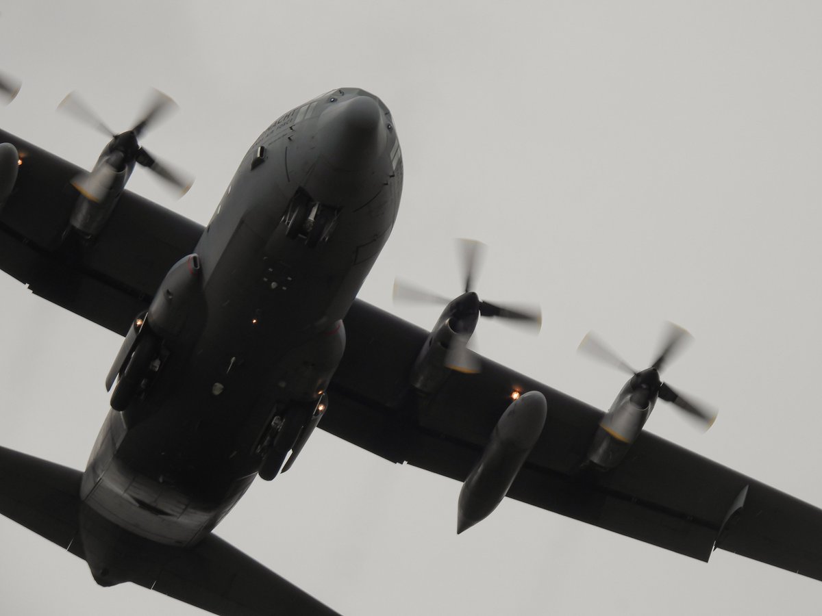 EHEH_Spotter's tweet photo. 🇳🇱 Royal Netherlands Air Force Lockheed C130H Hercules (G-781, #480C05) as flight #ROGUE01, BEAM Approach runway 21 ......   #garden 

Sometimes you're just too close to the action .... 🙀

#NLspot https://t.co/aV8GvqXcPE
