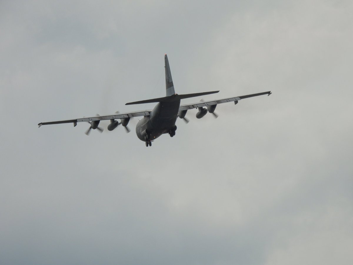 EHEH_Spotter's tweet photo. 🇳🇱 Royal Netherlands Air Force Lockheed C130H Hercules (G-781, #480C05) as flight #ROGUE01, BEAM Approach runway 21 ......   #garden 

Sometimes you're just too close to the action .... 🙀

#NLspot https://t.co/aV8GvqXcPE