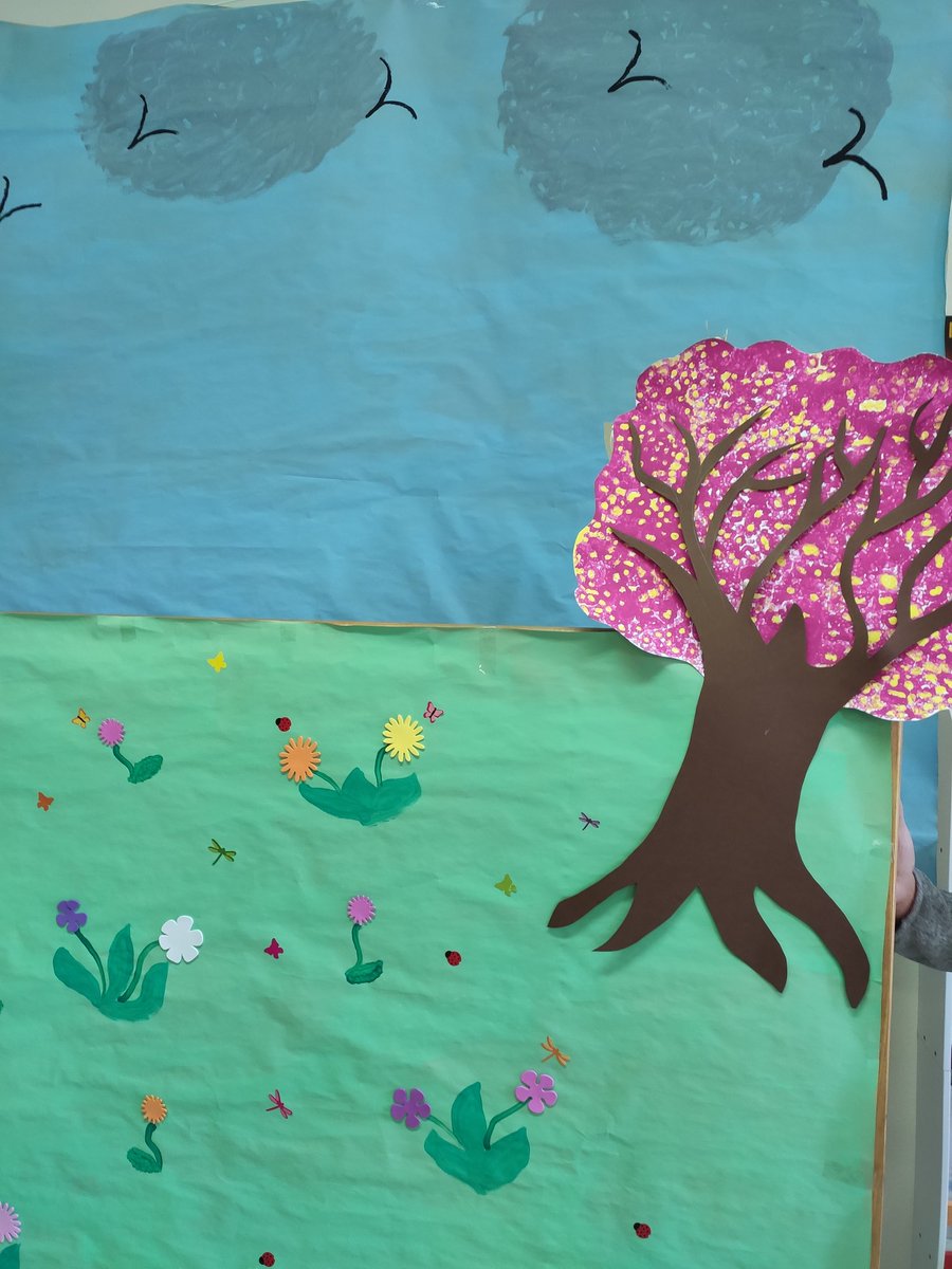 Semaine des langues. Cette fois-ci, l'🇩🇪est à l'honneur. 😊 Les CM1 préparent une surprise pour les maternelles. Aujourd'hui, ils ont confectionné des marionnettes. Demain, ils enregistreront le film ''Mausis Woche''. Merci à Agnès et aux enfants du périscolaire pour le décor.