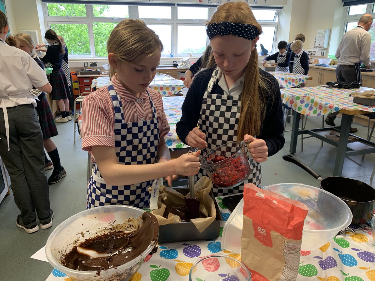 KESBathJunior's tweet photo. Learning how to melt chocolate and follow a recipe, the brownies made by Year 6 in DT earlier today were delicious! #KESBathJnrDT #MadeinDT https://t.co/zRm5MMk7zR