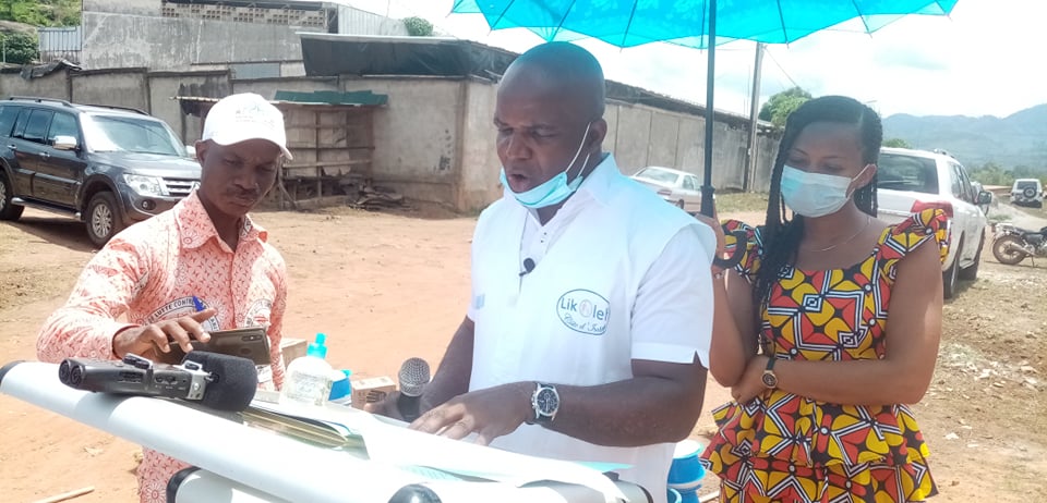 ONGLIKOLEH's tweet photo. REMISE DE PRIX AUX MEILLEURES ECOLES PRIMAIRES PROPRES dans le #Tonkpi,  2eme édition 2021 organisée par @ONGLIKOLEH avec le soutien @UNICEF et de la marraine @EVE BOUE de RTI Man. Le préfet de région du Tonkpi était à la cérémonie au siège de l'ONG LIKOLEH à Man https://t.co/KtAcuEP5Hx