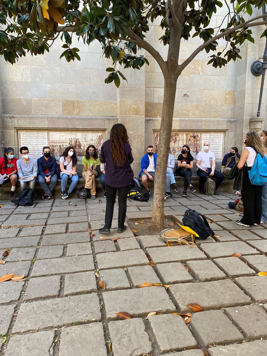 Lailaia2's tweet photo. Aquesta tarda amb l'alumnat de 2n d'Arqueologia @ContemporaniaUB hem realitzat una sortida per Barcelona per a conèixer de quina manera podem conjugar l'estudi de les #fonts documentals i els #vestigis sobre els bombardeigs
👉🏽 A partir del projecte #EdificisFerits @ASoterrada https://t.co/pWTeWoyWqy
