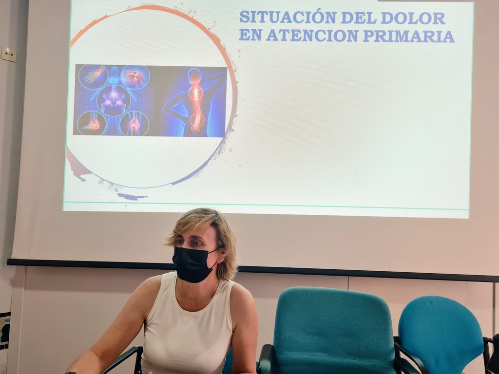 HUniv_Poniente's tweet photo. @BeaML71, directora de Salud de @dponiente participa en la Jornada de Apoyo a Pacientes con Dolor que están teniendo lugar en #HPoniente. Con el título Atención Primaria: clave en la correcta atención del dolor. El dolor es la segunda causa de consulta en AP #sindolorponiente https://t.co/btaePbvOuH