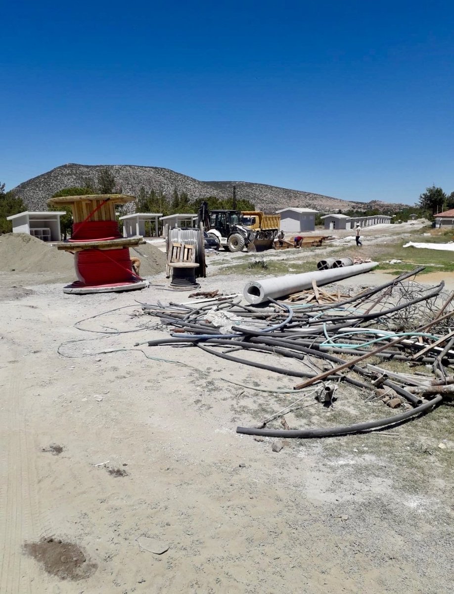 #SaldaGölü nadir bir yer. Bazı açılardan Mars gezegenine benzetiliyor. Göçmen kuşların sığınağı. Okullar ve çoğu işyeri kapalı, insanlar eve hapis ama mafya-rant iktidarı salgında bile durmadı ve #MilletBahçesi yıkım projesi ile gölü mahvediyor...
(Foto:Salda Gölünü Koruma Der.)