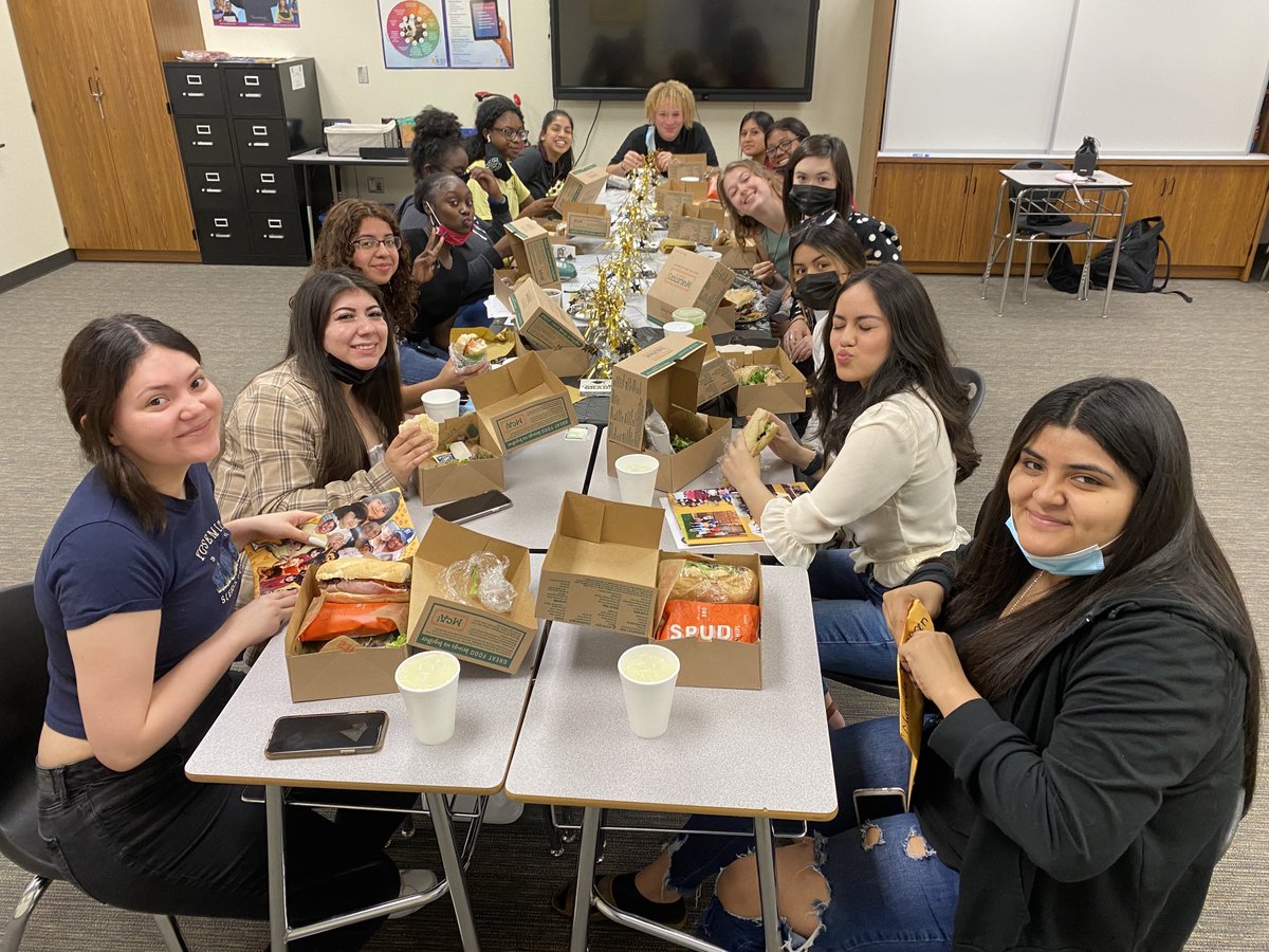 AVID seniors celebrate getting their time capsules back! I already miss these awesome AVID Rangers, but I’m excited to see the amazing things they will do in the future! ⁦<a href="/ChisholmTrailHS/">CTHS</a>⁩ ⁦<a href="/EMSISD/">EMS ISD</a>⁩