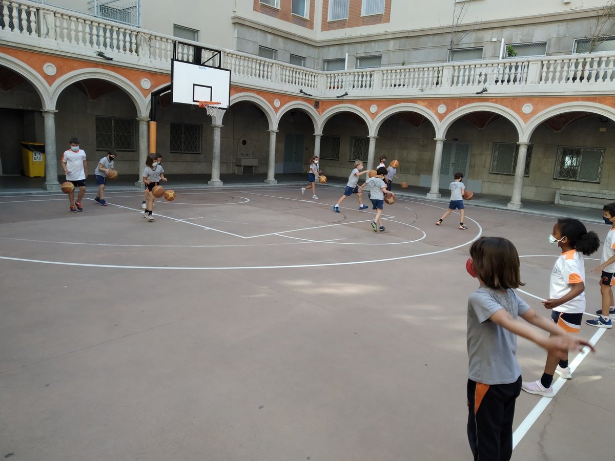 SD_Calasanz's tweet photo. 📢⚽🏀Jornadas de prueba🔝
Concluye la primera semana de pruebas deportivas  para el próximo curso en el @sjcalasanzvlc ,el balance es muy positivo, con muchos alumn@s probando que lo han pasado genial con sus compañeros ya inscritos este año, ¡¡¡Os esperamos el próximo curso!!! https://t.co/fsm3TtBBES