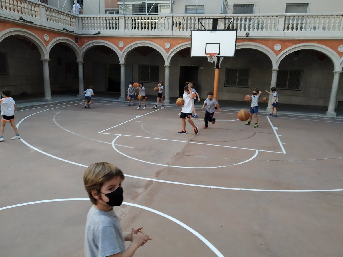 SD_Calasanz's tweet photo. 📢⚽🏀Jornadas de prueba🔝
Concluye la primera semana de pruebas deportivas  para el próximo curso en el @sjcalasanzvlc ,el balance es muy positivo, con muchos alumn@s probando que lo han pasado genial con sus compañeros ya inscritos este año, ¡¡¡Os esperamos el próximo curso!!! https://t.co/fsm3TtBBES