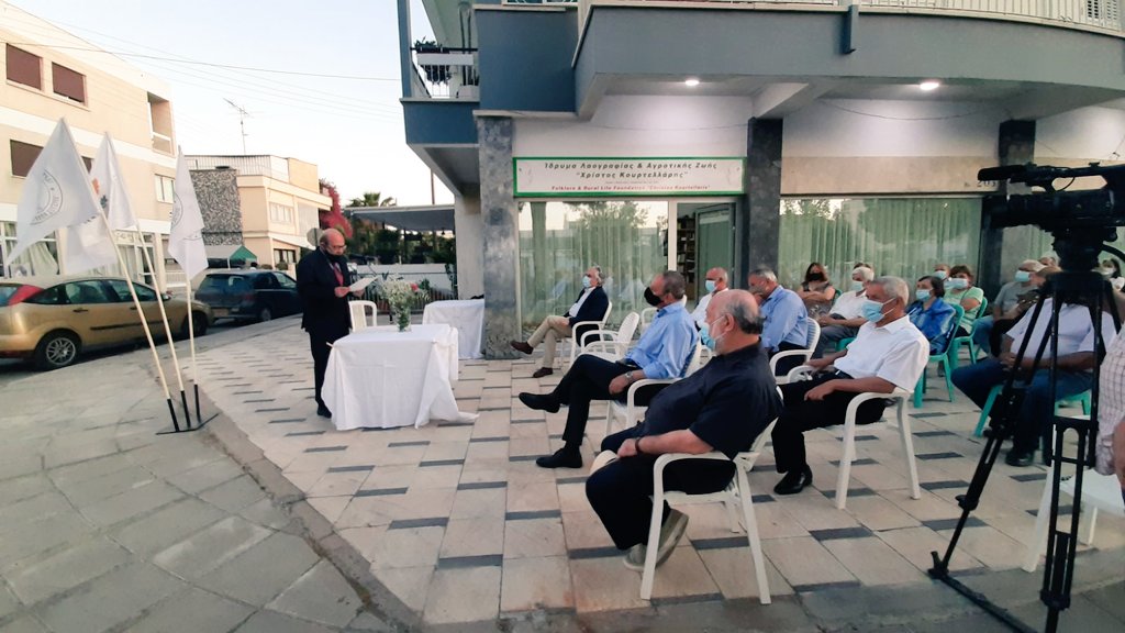 Η λαογραφία και η παράδοση μας αποτελούν το προζύμι της ζωτικής μας δύναμης.Τα πιο γερά θεμέλια για το μελλον μας. Κάθε προσπάθεια διαφύλαξης τους είναι αξιέπαινη. Εύχομαι ολόψυχα στο Ίδρυμα Λαογραφίας και Αγροτικής Ζωής "Χρίστος Κουρτελλάρης" να ευοδωθούν οι στόχοι του.