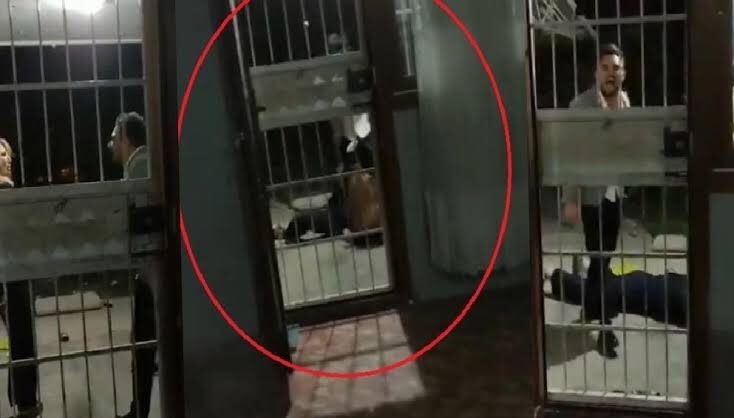 Adana’da karısını döverken ‘seni öldürsem de en fazla 3 ay yatarım’ diyen şahıs, girdiği cezaevinden 1 ay sonra tahliye olarak ev hapsine çarptırıldı.