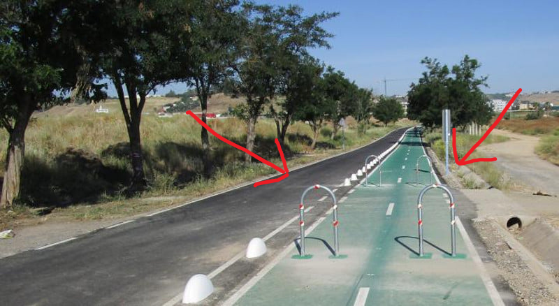 AContramanoSVQ's tweet photo. En el carril-bici Sevilla - Camas ¿A qué jugamos señores de la @AndaluciaJunta de Andalucía? https://t.co/fzVy2y24Fj