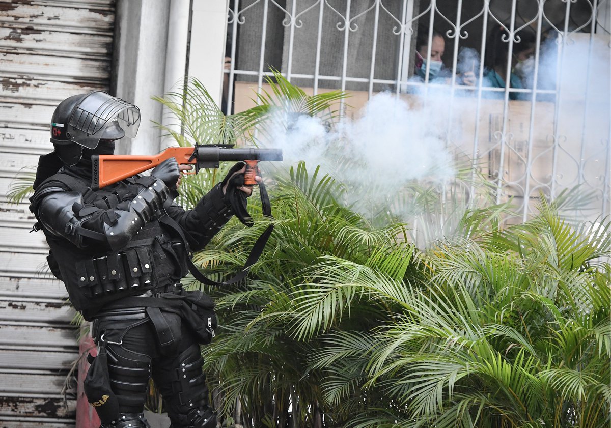 Verificamos el uso de armas "Made in USA" para reprimir las protestas del #ParoNacional y exigimos a <a href="/SecBlinken/">Secretary Antony Blinken</a> que frene todas las transferencias de armas, equipo, formación o asistencia técnica a #ColombiaSOS 

Comunicado ➡️ amn.st/6009yEVNN