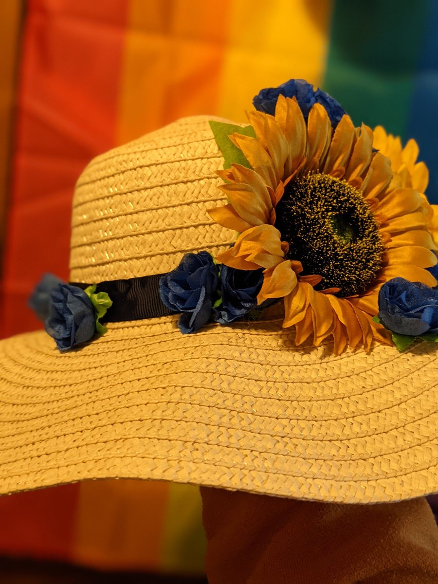 AlexTalArt's tweet photo. Hat! #craft #hat #hatdecoration #coustom #handmade #art #sunflower https://t.co/BORAyKojgw