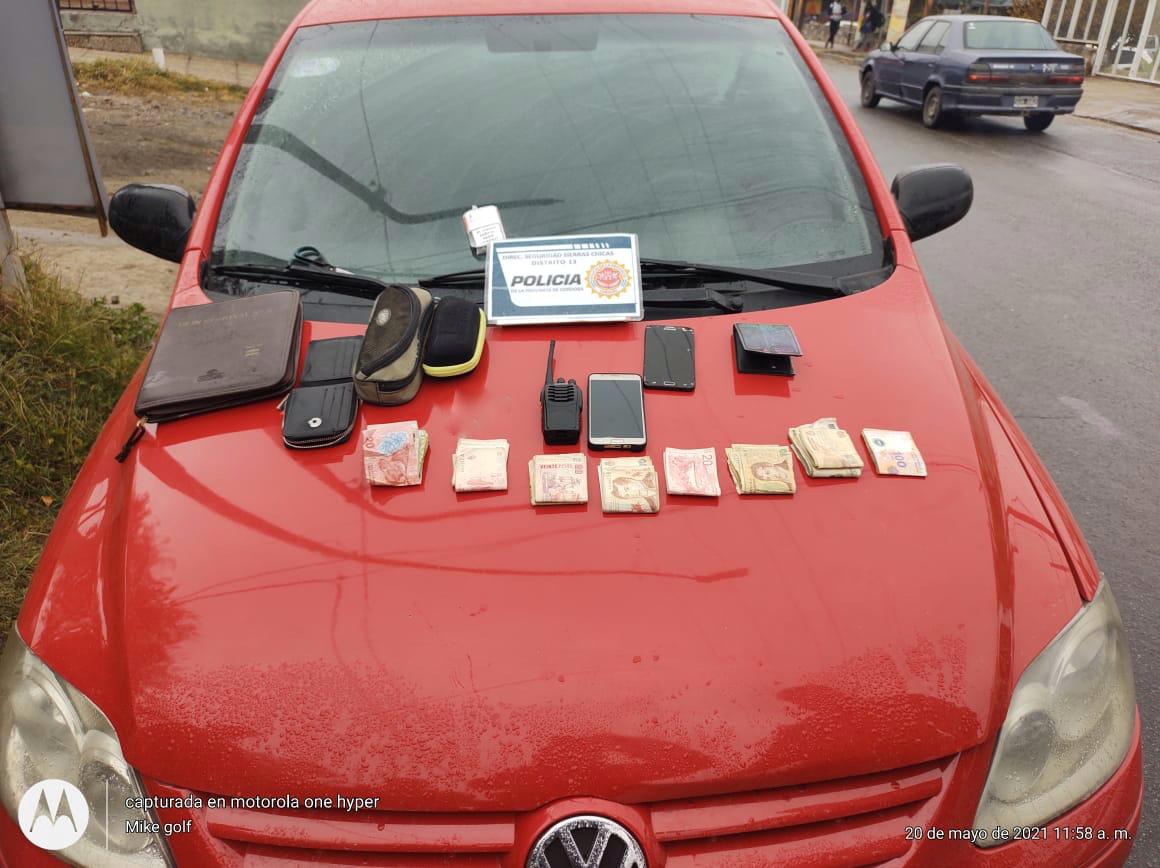 En #RíoCeballos personal policial del #DttoXIII aprehendió a dos hombres. En el procedimiento se logró el secuestro del automóvil en que se conducían, un inhibidor de alarmas tipo handy, 2 teléfonos celulares y dinero en efectivo.