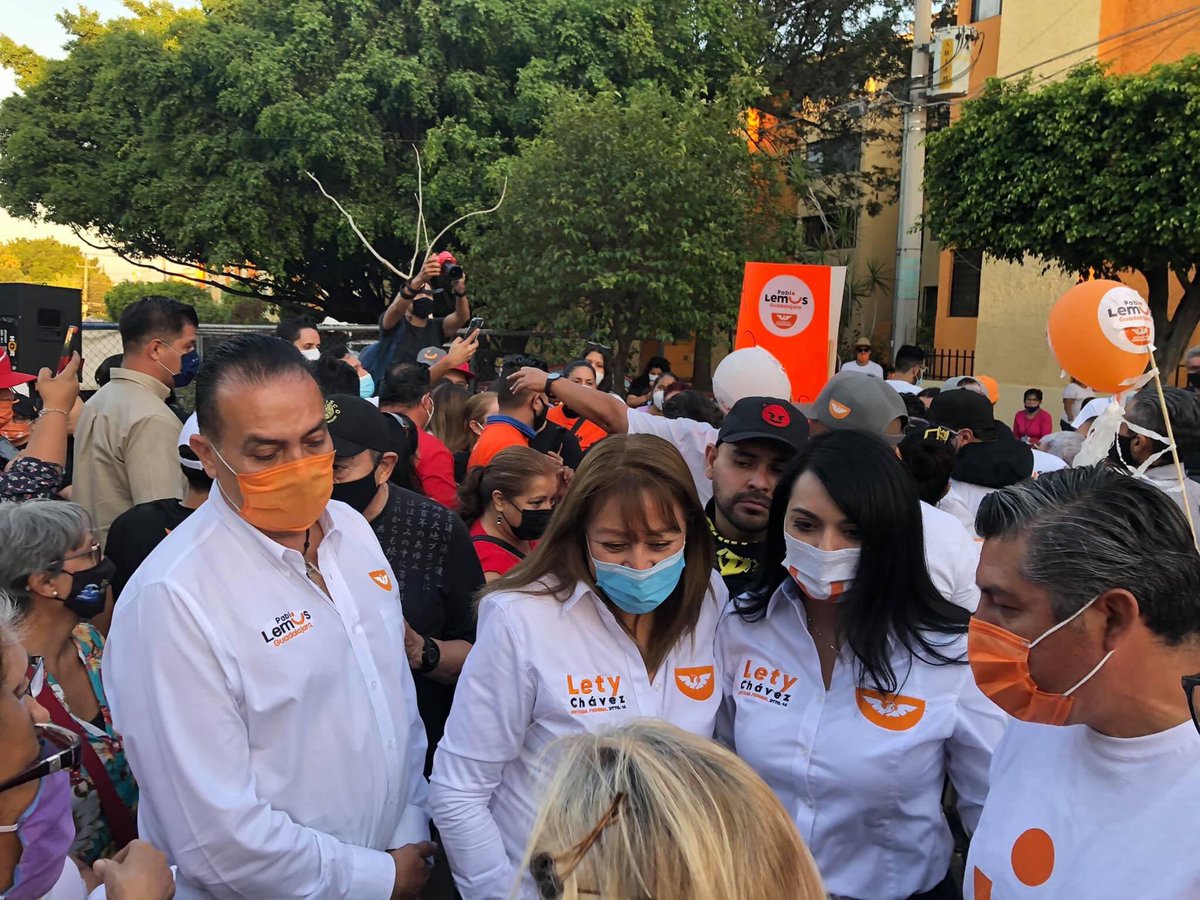 LetyChavez_D14's tweet photo. Ayer para terminar un gran día de mucho provecho, visitamos el #Sauz junto con @PabloLemusN . Tuvimos un excelente diálogo con los vecinos y me dio mucho gusto volver a saludar muchas caras conocidas. Estoy convencida que juntos vamos a seguir moviendo nuestro #D14. 

#AnimoGDL https://t.co/SoGZ6Kf95i