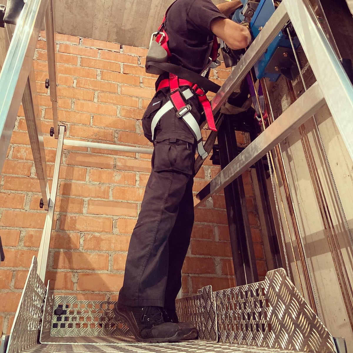 elevamon_of's tweet image. Nos preocupa mucho la seguridad laboral, por eso invertimos en ella. Esta es la forma mas segura de acceder al hueco cuando no se puede hacer desde cabina. Nuestro objetivo 0 accidentes 💪🏼🤩