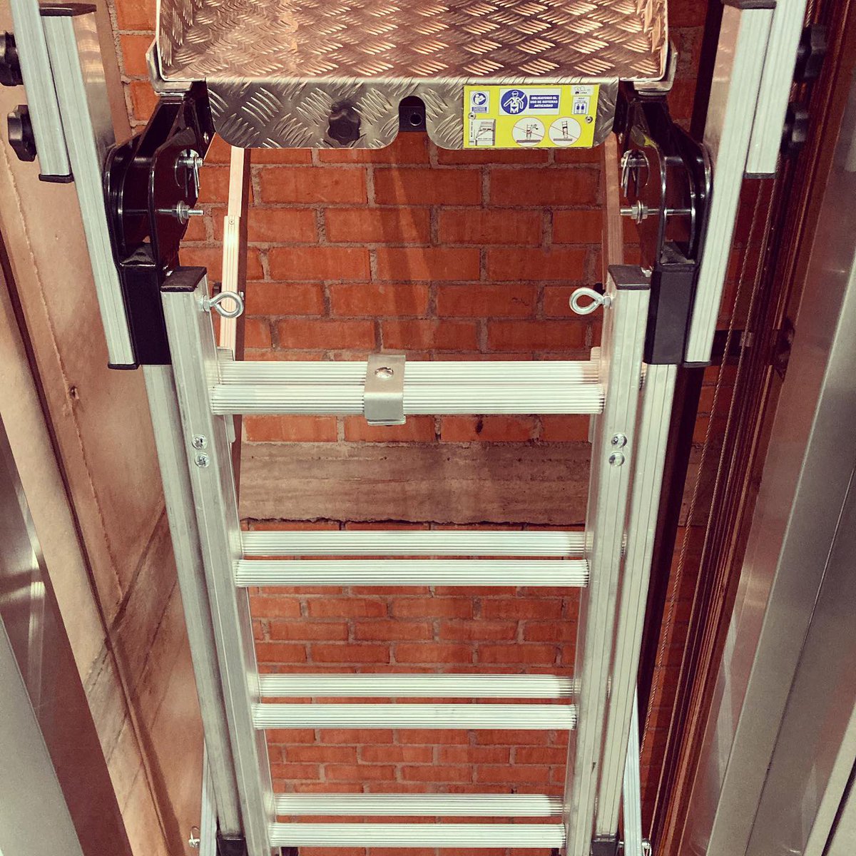 elevamon_of's tweet image. Nos preocupa mucho la seguridad laboral, por eso invertimos en ella. Esta es la forma mas segura de acceder al hueco cuando no se puede hacer desde cabina. Nuestro objetivo 0 accidentes 💪🏼🤩