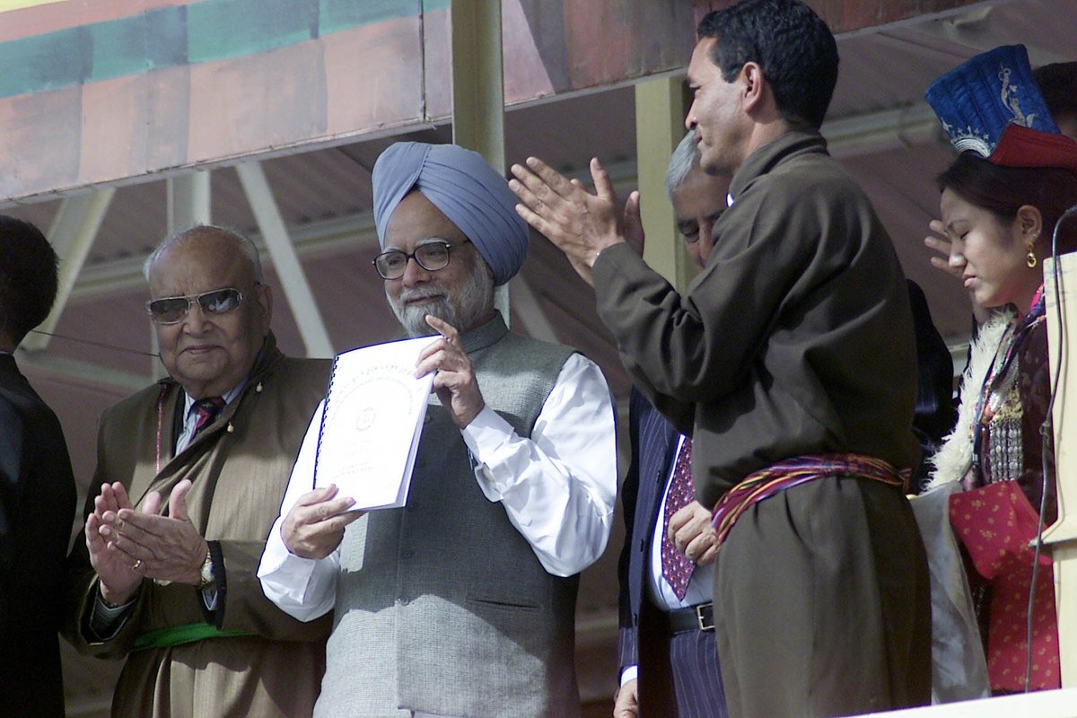 RealHistoryPic's tweet photo. Dr. Manmohan Singh releasing "Toolkit" for Narendra Modi on how to run Goverment smoothly. (2021) https://t.co/DcU6IeBl4U