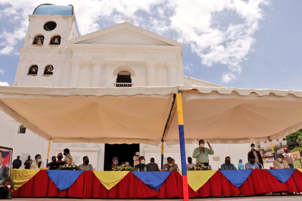 #20May | Acompañamos a nuestro Gob.<a href="/R_MarcoTorres/">Rodolfo Marco Torres</a> y al hermano alcalde <a href="/DPerdomoPSUV/">Daniel Perdomo</a> para conmemorar los 200 años de la Batalla de El Consejo, pueblo noble con sus calles llenas de historia. ¡Vivan nuestros hermanos y hermanas de Revenga! #LiberenALosPatriotas