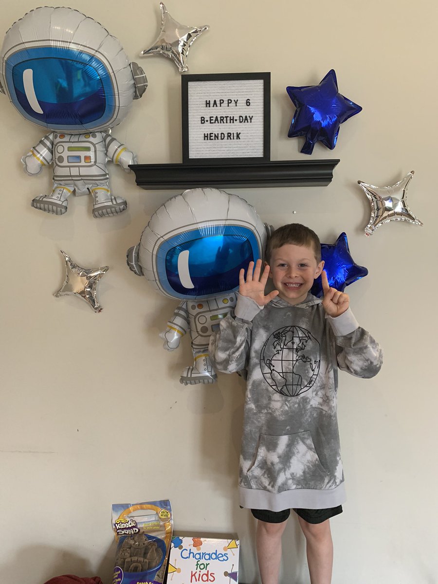 cindyleewalker's tweet photo. SIX! Happy B-Earth-Day, Hendrik! Love you to the moon..eeerr, Mars and back 💚🌎 @professorbeech https://t.co/XIRmmN1wHg