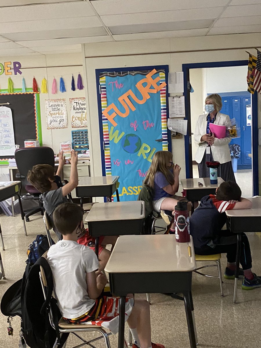 teachingin3's tweet photo. Celebrating excellence! Thank you for all you do! You inspire so many! We love you! @HeatherDenmyer @BarbieRoemer @7DE_deer #ThxBCPSprincipals https://t.co/0CtLcW6QxT