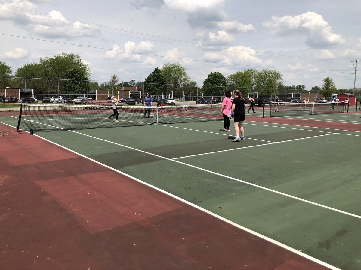 KishHealth_PE's tweet photo. @SCMSDragons Beautiful day for PE6 to learn pickle-ball.  #fitforlife https://t.co/yjqQbYqn0w