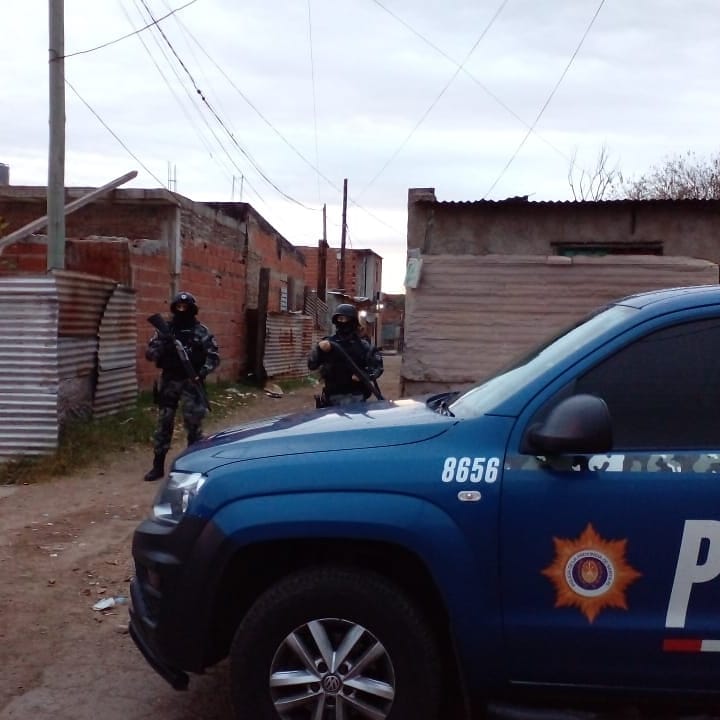 SomosRosarioOK's tweet photo. #narcomadres, la #AIC Agencia de Investigación Criminal, desarticuló la #banda que comercializaba #droga utilizando a sus hijos menores. Ocultaban la droga en los #pañales de bebés. Hay seis personas, cuatro mujeres y dos hombres, todos mayores de edad, detenidos. https://t.co/uD4zXEbZ6M