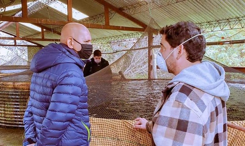 angelfretestdf's tweet photo. El legislador @PabloVillegas19 del #MoPoF se acercó a #PuertoAlmanza para tener un contacto directo con productores artesanales vinculados a la pesca: junto a Carlos Cárcamo y Fabián Valdez, quien lleva adelante un emprendimiento de producción de truchas en tierra. https://t.co/m7WwekMWNo
