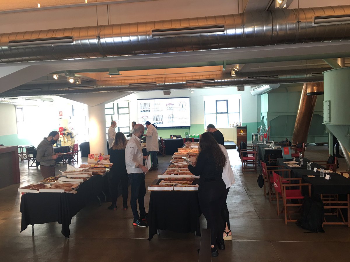 Concurso de la mejor coca de st Joan.
Una iniciativa de <a href="/srysracake/">Sr y Sra Cake</a> con @fillsdemoreto FELICIDADES POR LA INICIATIVA