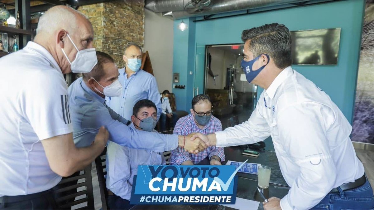chumamorenomx's tweet photo. Con los profesionales del fútbol, para impulsar el apoyo municipal al deporte por el bien de los niños y jóvenes que llevan a #ReynosaParaAdelante
#NiUnPasoAtrás #ChumaPresidente https://t.co/hx3EszVKfm