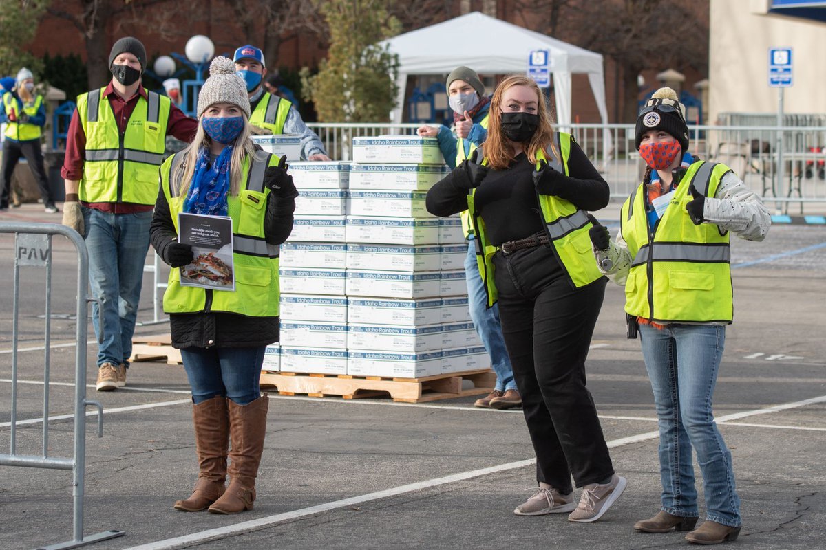 BoiseState's tweet photo. More than 1,700 Idaho families received frozen trout donated by @riverenceusa via a community resource event hosted safely during the pandemic at #BoiseState.

🐟 https://t.co/szdnhub0Qu
#BoiseStateServes #IdahoThrives https://t.co/OLFnGQBD4o