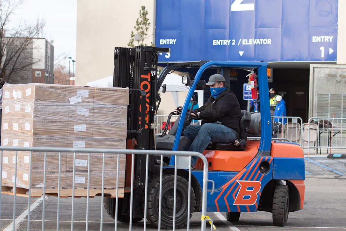 BoiseState's tweet photo. More than 1,700 Idaho families received frozen trout donated by @riverenceusa via a community resource event hosted safely during the pandemic at #BoiseState.

🐟 https://t.co/szdnhub0Qu
#BoiseStateServes #IdahoThrives https://t.co/OLFnGQBD4o