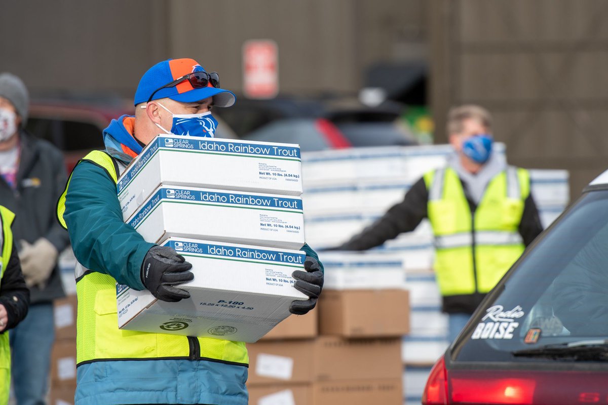 BoiseState's tweet photo. More than 1,700 Idaho families received frozen trout donated by @riverenceusa via a community resource event hosted safely during the pandemic at #BoiseState.

🐟 https://t.co/szdnhub0Qu
#BoiseStateServes #IdahoThrives https://t.co/OLFnGQBD4o