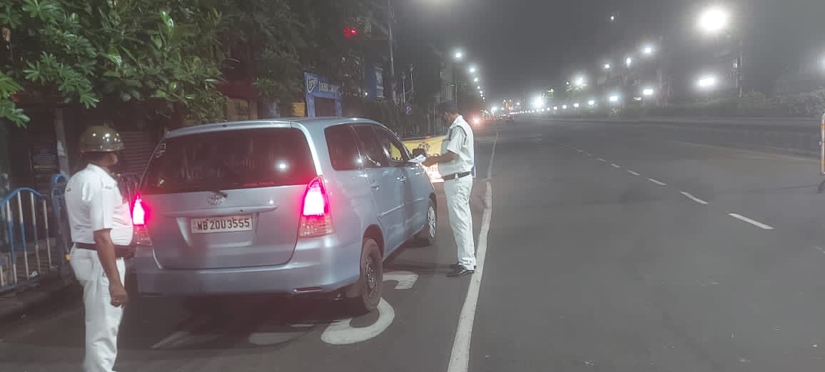 KPCentralDiv's tweet photo. Night Naka to ensure no one can come out except emergency reasons.
#fightagainstcovid
⁦@CPKolkata⁩ ⁦@KolkataPolice⁩ https://t.co/M0vC1clo8t