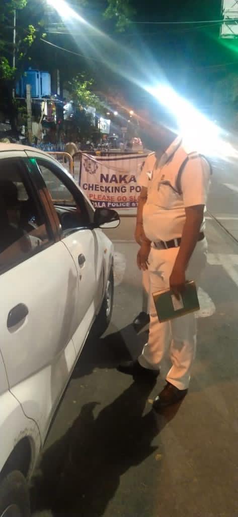 KPCentralDiv's tweet photo. Night Naka to ensure no one can come out except emergency reasons.
#fightagainstcovid
⁦@CPKolkata⁩ ⁦@KolkataPolice⁩ https://t.co/M0vC1clo8t