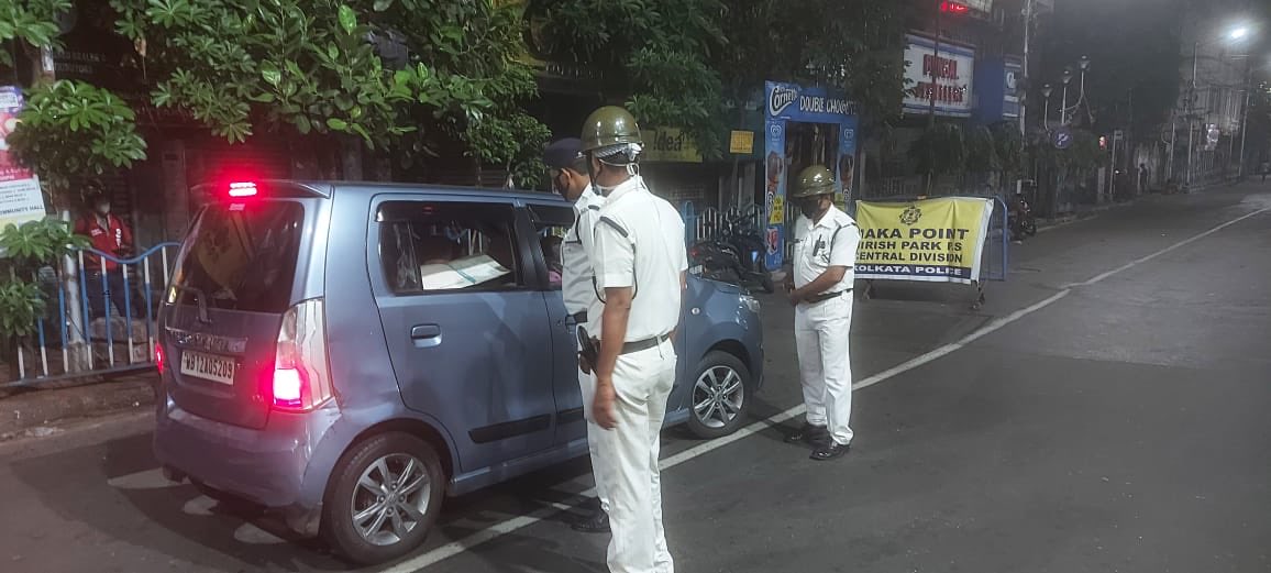 KPCentralDiv's tweet photo. Night Naka to ensure no one can come out except emergency reasons.
#fightagainstcovid
⁦@CPKolkata⁩ ⁦@KolkataPolice⁩ https://t.co/M0vC1clo8t