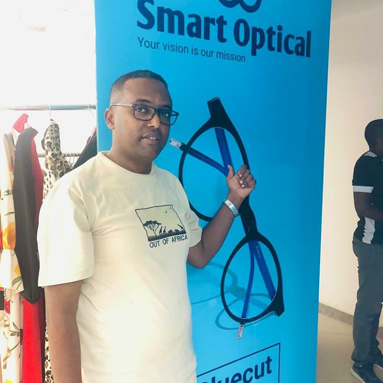 DrMbrek's tweet photo. Cabdi Yusuf Aar- CEO of @SagaljetCompany and one of the first class business leaders in the horn of Africa has got his eye checkup at #SmartOptical tonight.

#Checkyourvision 👁
#Servicecalls https://t.co/JbsG9cUYa7