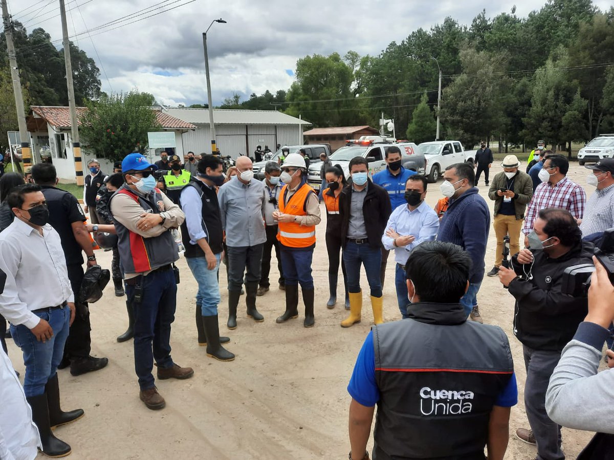 El Alcalde Pedro Palacios acompaña al Vicepresidente electo, Alfredo Borrero en un recorrido por el sector de El Descanso. Hay compromiso para atender las necesidades ocasionadas por el clima en el cantón.
#EtapaContigo #CuencaUnida <a href="/pedropalaciosu/">Pedro Palacios U.</a> <a href="/MunicipioCuenca/">Municipio Cuenca</a>