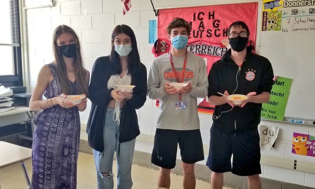 Haven't been super active on Twitter this year, but wanted to show my gratitude for these lovely, kind and funny seniors! Enjoyed some Spaghettieis on their last day, I will miss them 😭❤ #gochargers #Classof2021
