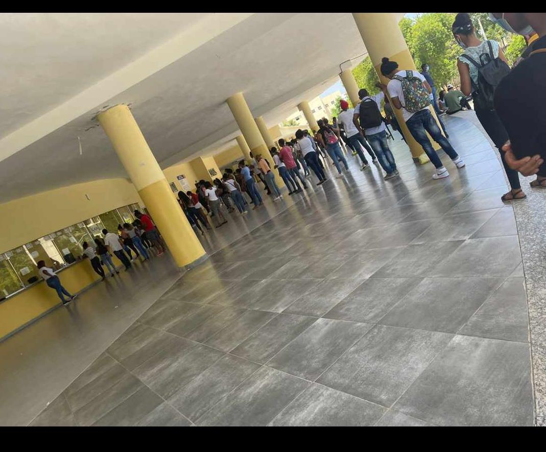 fieruasd's tweet photo. Es un abuso de las autoridades de la @UniversidadUASD que en medio del rebrote de #COVIDー19 que se registra en el país, ellos pongan en peligro a cientos de estudiantes al realizar pago en estas condiciones. ¿Dónde está la vía online? @SaludPublicaRD ¿No hay control? https://t.co/ibkAYHsZsC