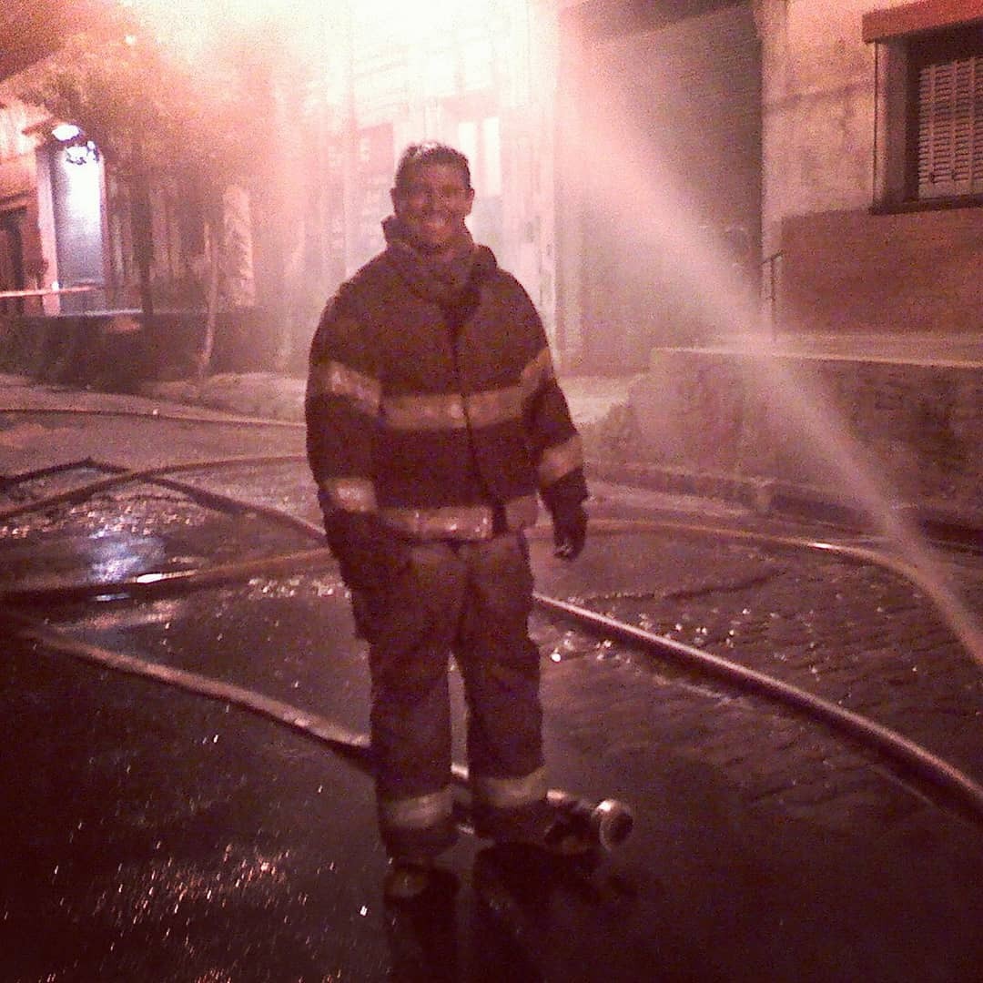 juanjotufaro's tweet photo. Mi reconocimiento al gran trabajo que realizan más de 44mil hombres y mujeres en los cuarteles de todo el país, y en especial a mi querido amigo y compañero Luciano Fonrodona , Ex oficial 3º BBVV de La Boca. 🚒👏👏👏
#CABAFR⬆️
#ArgentinaUnida❤️🇦🇷 https://t.co/tpR9sEI9nU