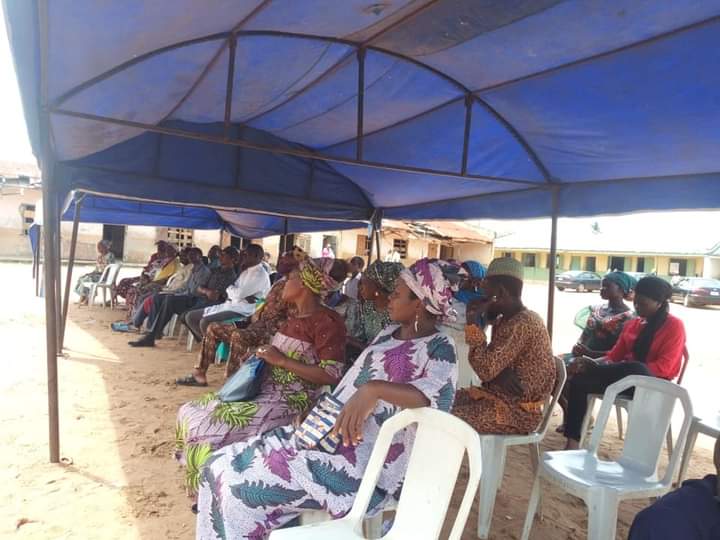 RaheemAgboola's tweet photo. The school management call on the state government through my office to come to their rescue and make the school a conducive learning environment for the pupils, I promise to channel their yearnings to the appropriate quarters.@followKWSG @kwhanigeria @bukolasaraki @RealAARahman https://t.co/Qus1liRWB0