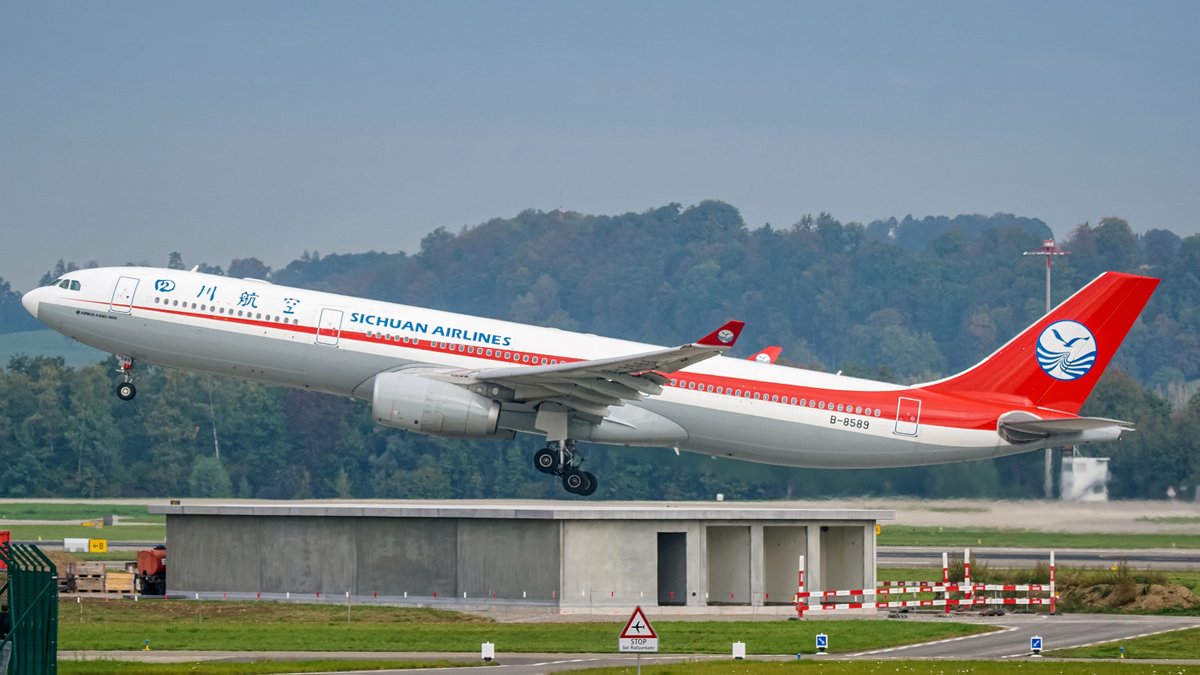 Sichuan Airlines (B-8589) Airbus A330-343 planespotting.be/index.php?page… | #ZRH #LSZH #Sichuan #SichuanAirlines #B8589 #Airbus #AirbusLovers #A330 #A333 #ZurichAirport #PlaneSpottingBE #AviationPhotography #AvGeek #MegaPlane #PRG #Flugzeug #Flughafen