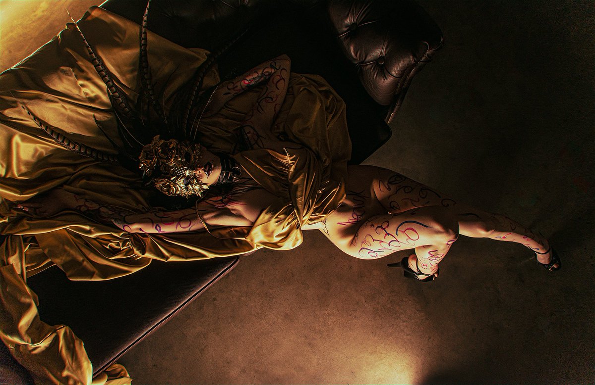 Akunohako's tweet image. • [The Girl]

Cosplayer: @XenonCos
Help : @CptMarkizi @Ponechkacosplay

Best girl is here &amp;lt;\3
Thank you #albertomielgo for a such piece of art!
.
.
.
#aku #akunohako #mouryounohako #thegirl #lovedeathandrobots #netflix #thewitness