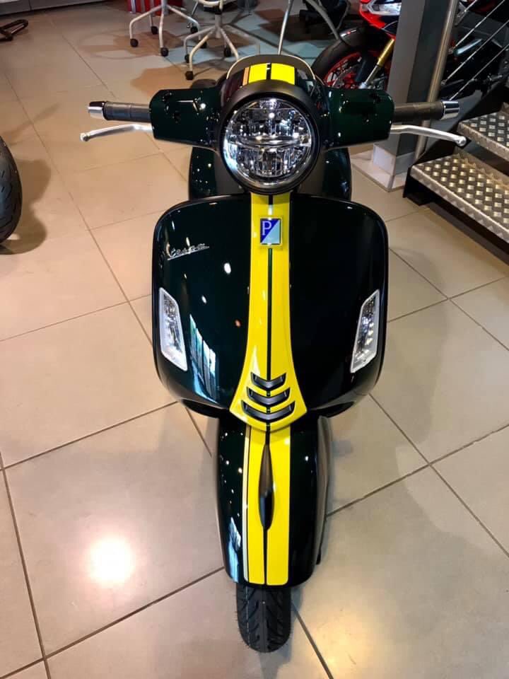 3DMotoItalia's tweet photo. 2021 Vespa GTS300 racing sixties in all its glory 🤩 check that metallic paint out 👌🏼 #metallicflake #glassfinishv spa https://t.co/06QVEW8uGV