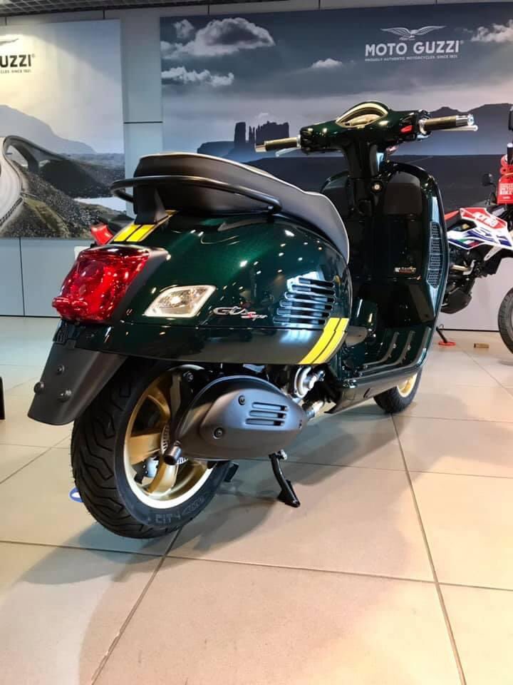 3DMotoItalia's tweet photo. 2021 Vespa GTS300 racing sixties in all its glory 🤩 check that metallic paint out 👌🏼 #metallicflake #glassfinishv spa https://t.co/06QVEW8uGV