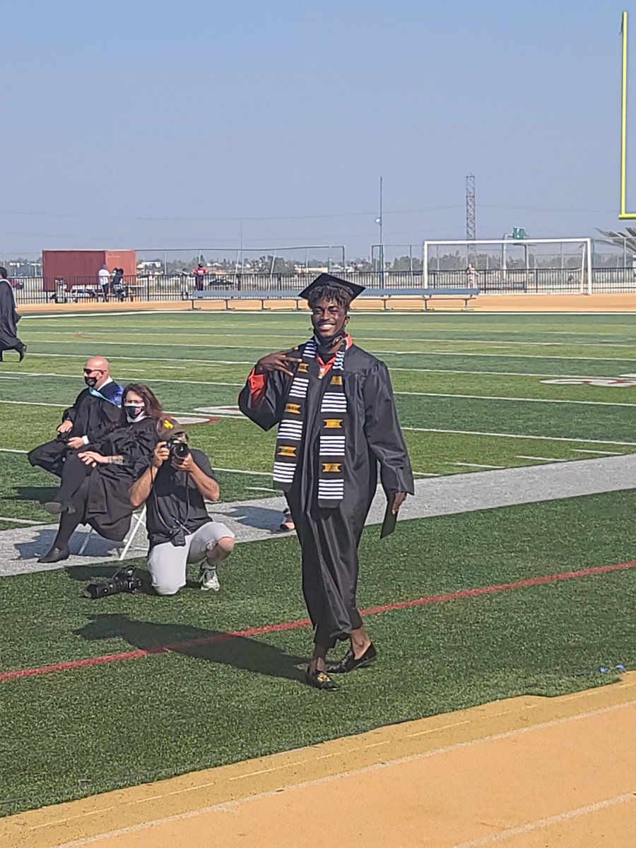 JahmaiM's tweet photo. Graduation ☑️ Athlete of the year award ✅ ✅ Full DI Scholarship to Tennessee ✅🟧✅ Just a guy from the IE reppin for local schools still getting it done. Blessed! 🙏🏾 @EHSAthletics #JustGettingStarted #CollegeBound  #EtiwandaHS https://t.co/7KSiwNRkBs