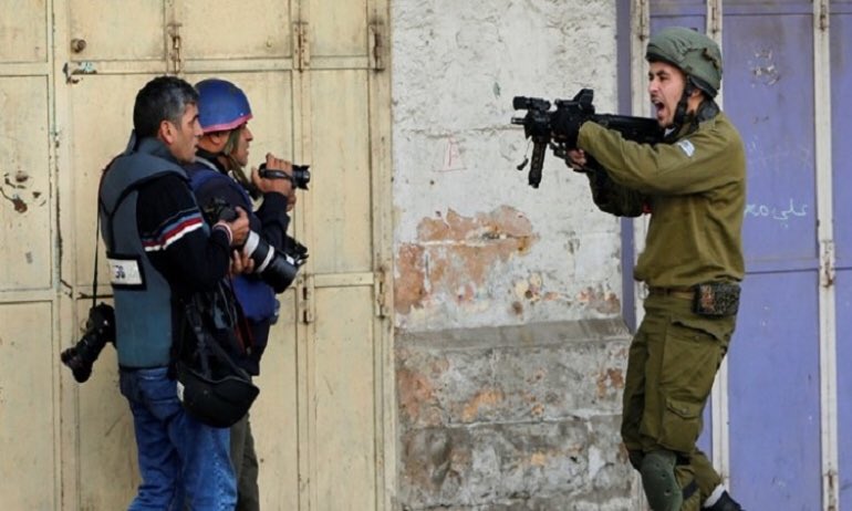 Uluslararası sözleşmelere göre, silahlı çatışma bölgelerinde tehlikeli, profesyonel görevlerde bulunan gazeteciler, çatışmalara doğrudan katılmadıkça sivil olarak kabul edilmiştir. #pressforpalestine